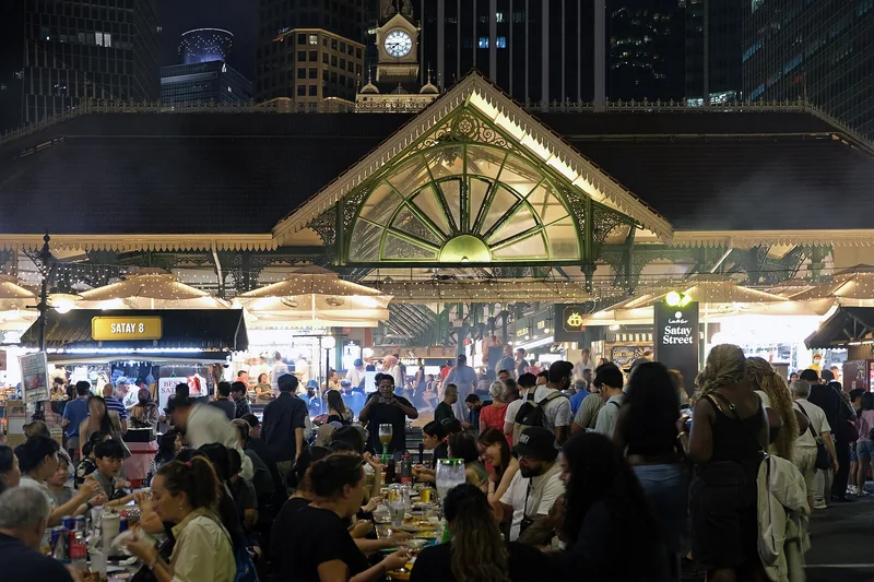 新加坡老巴刹沙爹街夜间露天用餐区与维多利亚式钟楼
