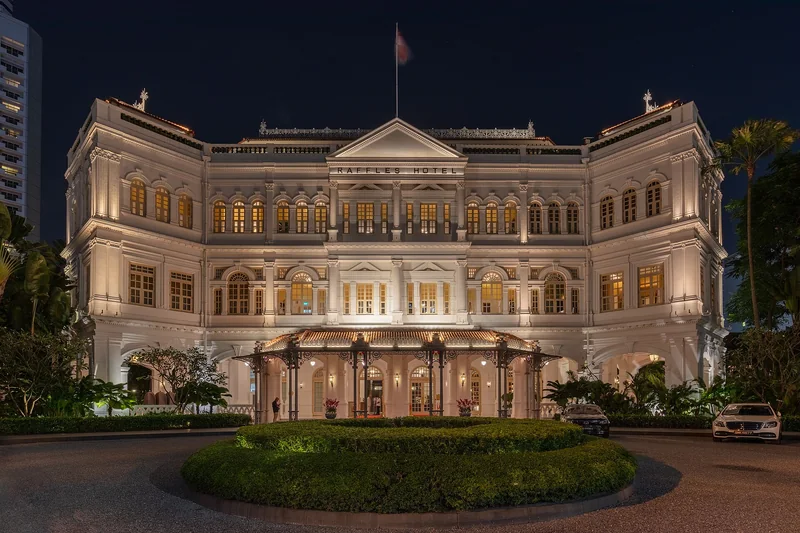 新加坡莱佛士酒店夜间亮灯的白色殖民风格建筑正面与环形车道